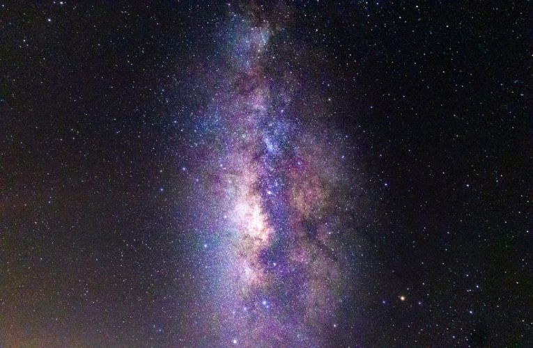 În inima Căii Lactee, există un nor cosmic care ar putea avea gust de zmeură și rom, ar putea fi alcoolic și foarte toxic.