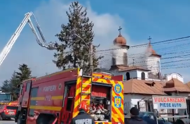 Incendiu puternic la o biserică din Prahova. 120 de persoane s-au autoevacuat / Restricții de circulație pe DN1