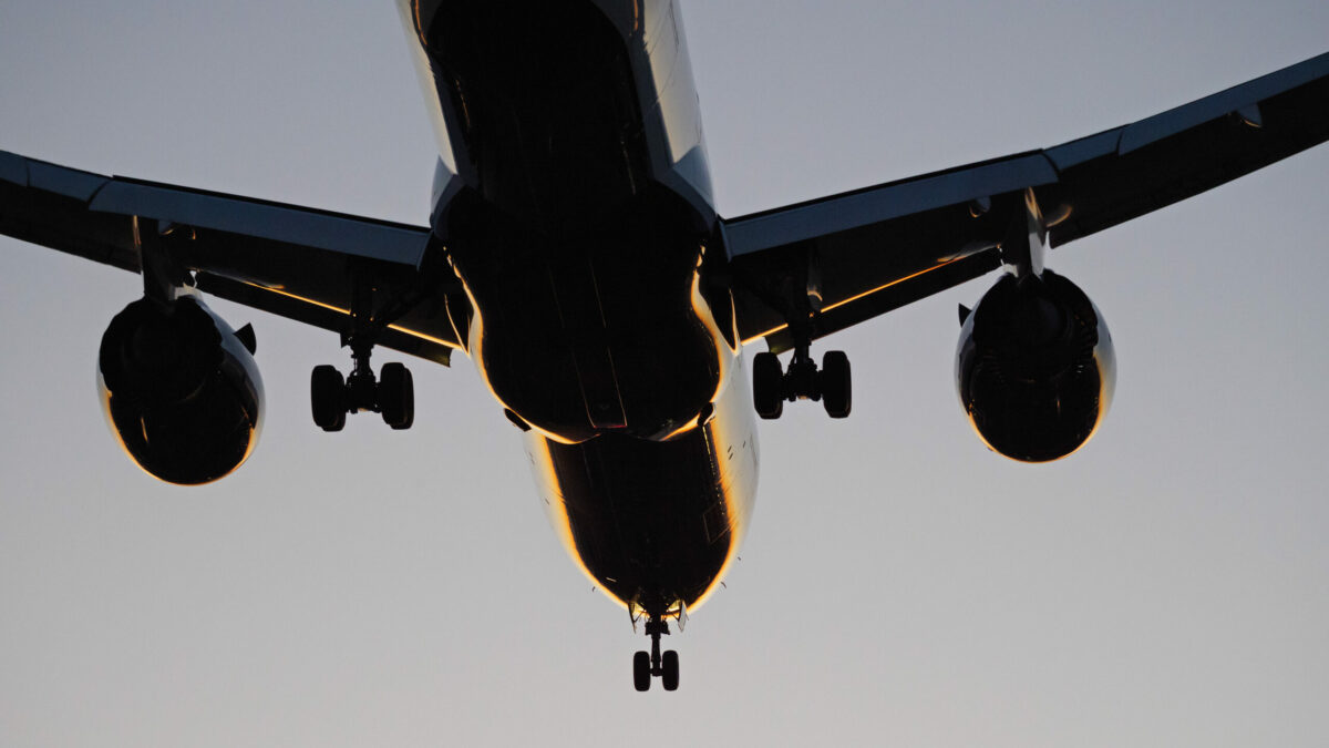 Incident. Un avion cu pasageri a făcut o întoarcere bruscă deasupra mării și a declarat stare de urgență