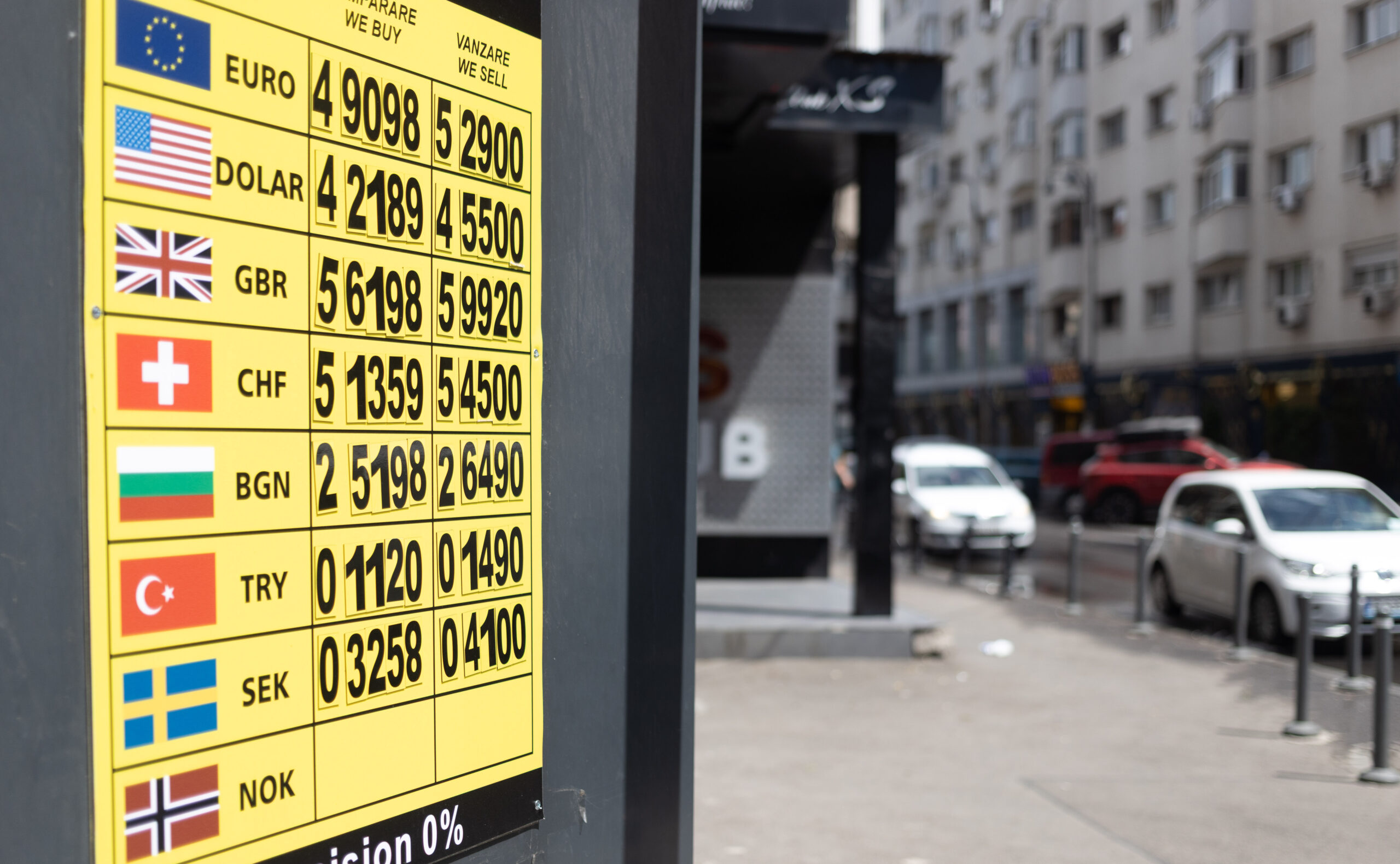 Inspectorii antifraudă ANAF confiscă 68,9 milioane lei din schimb valutar ilegal și bijuterii de aur de peste 8,5 milioane lei