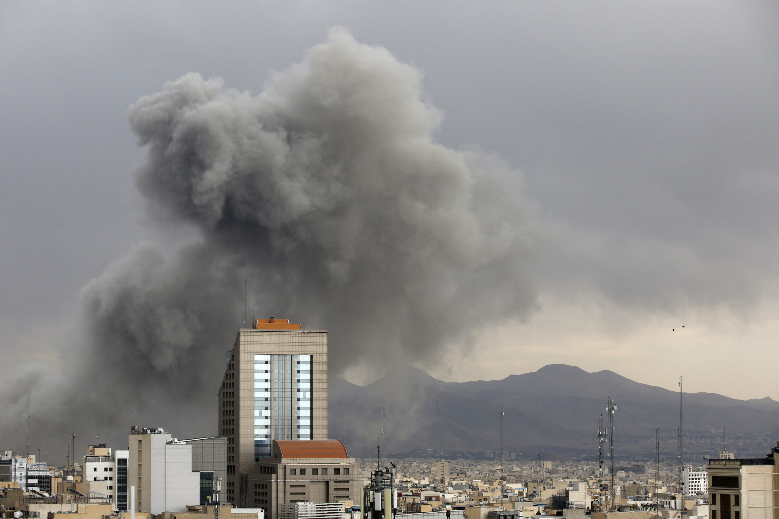 Israel lansează noi lovituri aeriene asupra Teheranului