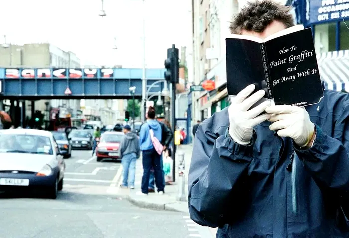 Jurnaliștii de la Reuters au dezvăluit identitatea celebrului Banksy. Cum l-au „prins”