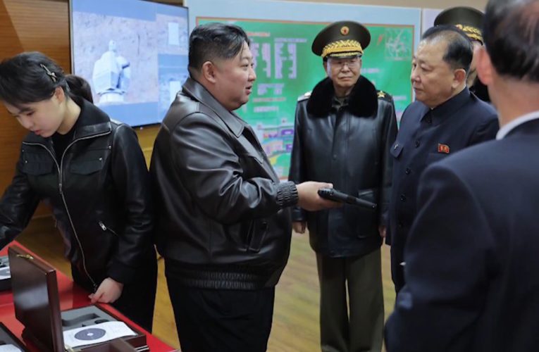 Kim Jong Un a inspectat un motor cu combustibil solid și un nou tanc, pe fondul intensificării dezvoltării militare a Phenianului