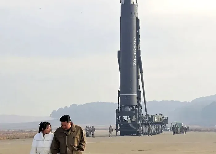 Kim Jong Un testează lansări de rachete balistice alături de fiica sa, potențial succesor