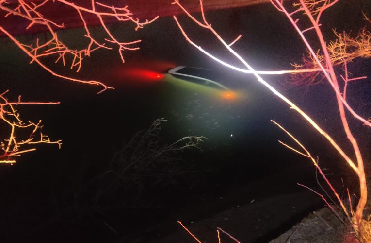 Mașină ajunsă în apă pe Splaiul Unirii – Glina. Șoferul a scăpat nevătămat