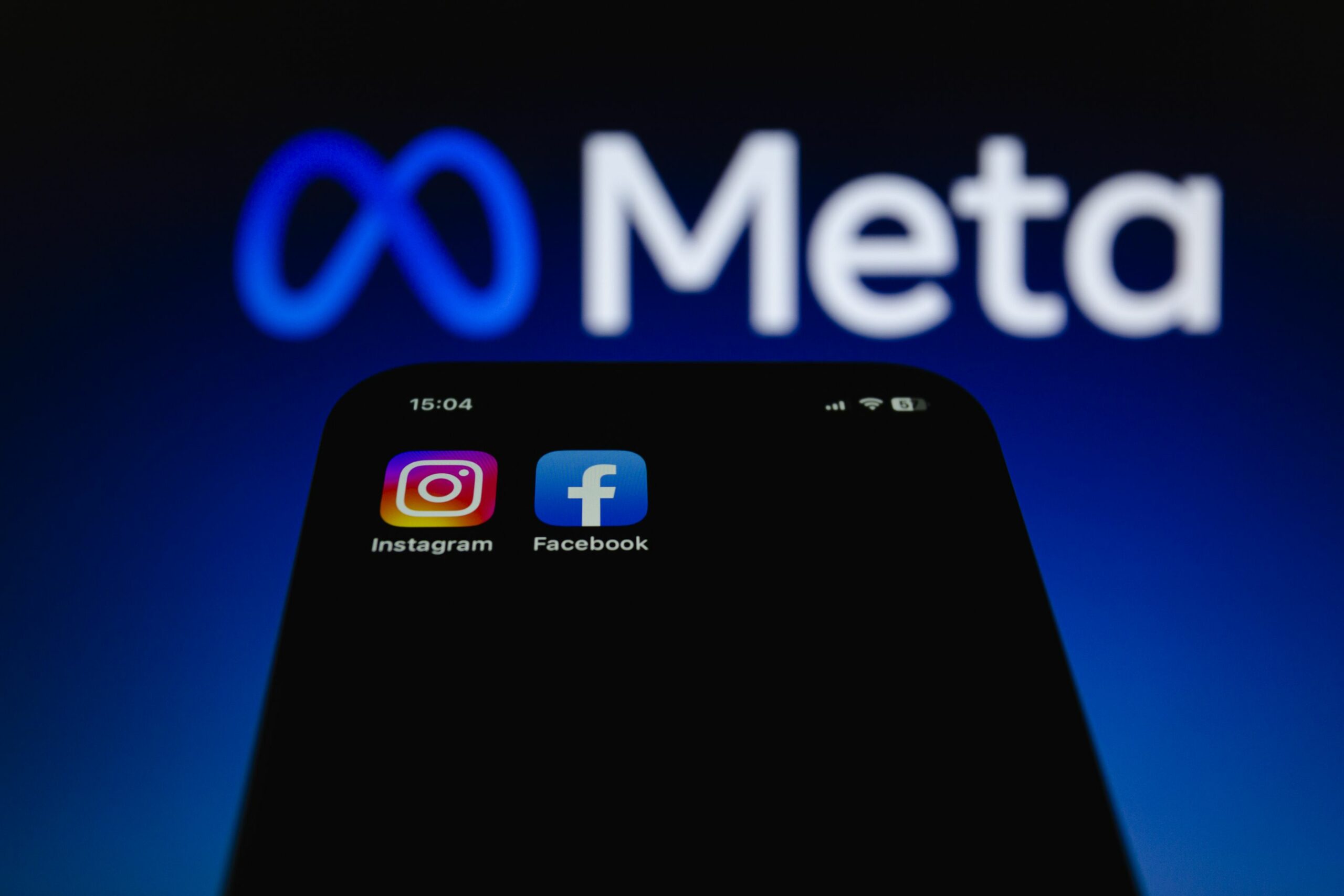 Meta și YouTube, obligate să plătească milioane de dolari unei femei care a acuzat că a devenit dependentă de rețelele de socializare în copilărie