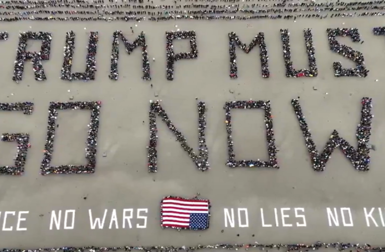 Mii de oameni au format din corpurile lor un mesaj uriaș anti-Trump pe o plajă din California