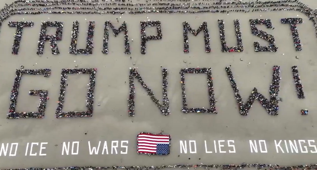 Mii de oameni au format din corpurile lor un mesaj uriaș anti-Trump pe o plajă din California