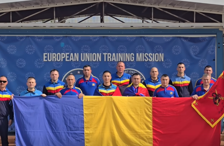 Militarii români aflați în misiune în Africa susțin Echipa Națională