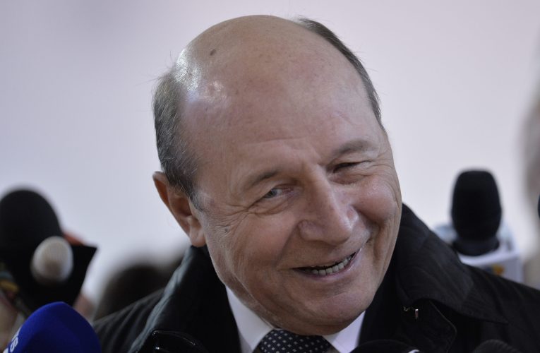 Motorina a ajuns la 10 lei. Băsescu spune până când va continua scumpirea carburanților