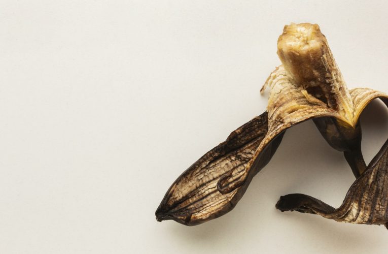 Nu arunca cojile de banane. Ce se întâmplă cu plantele dacă le pui în grădină primăvara