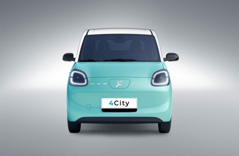 O companie românească a lansat o mașină electrică urbană care poate fi condusă de la 16 ani