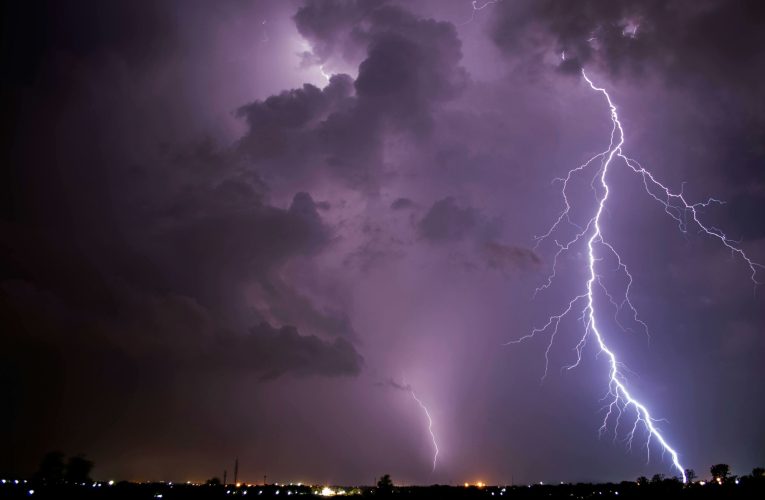 O furtună a ucis 15 oameni în cel mai mare oraș din Pakistan. Alți peste 20, răniți