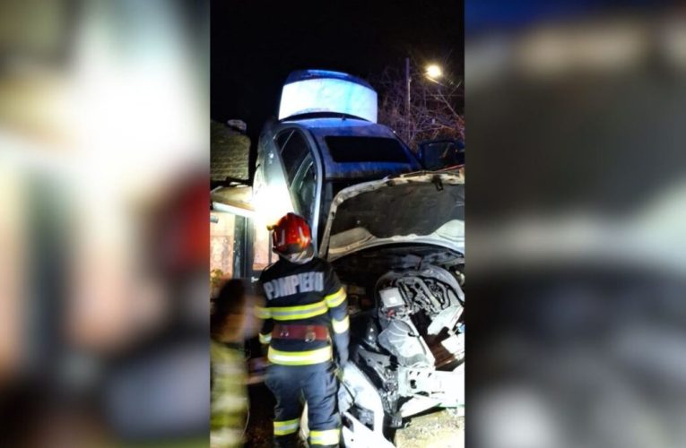 O mașină în care se aflau patru oameni a ajuns pe acoperișul unei case din Prahova. Nimeni nu a fost rănit