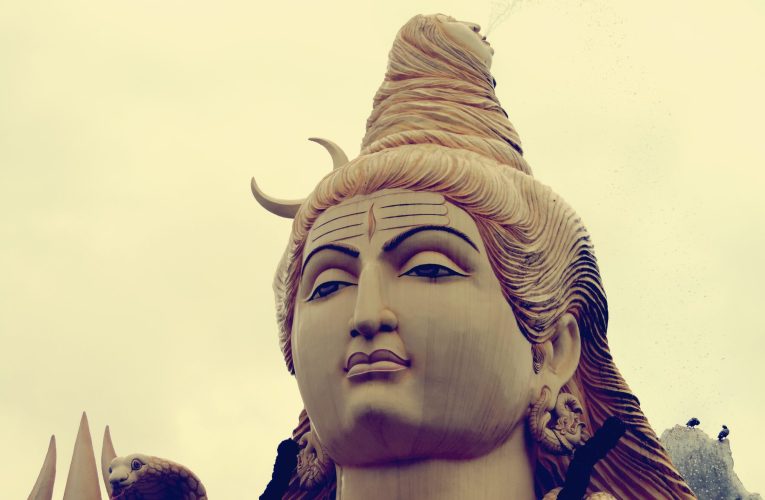 O statuie veche de o mie de ani a zeului Shiva a fost restaurată după ce a fost spartă în 10.000 de fragmente