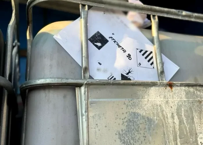 Percheziții în Prahova într-un dosar de deșeuri periculoase. Polițiștii suspectează deversări într-un râu din Ploiești