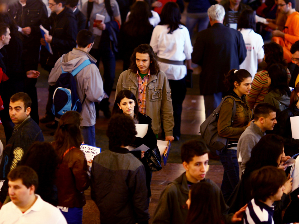 Peste 12.000 de joburi pentru seniori, în primele trei luni ale anului / Inginerii și contabilii, printre cei mai căutați