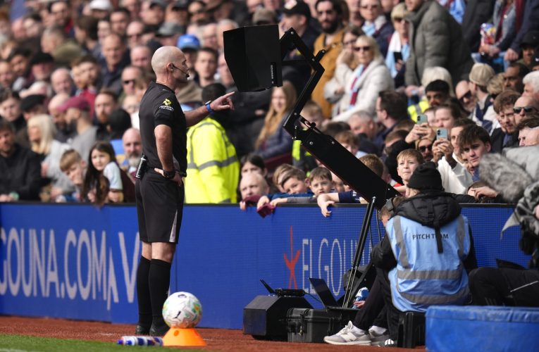 Peste 75% dintre fani se opun sistemului de arbitraj video în Premier League, conform unui sondaj