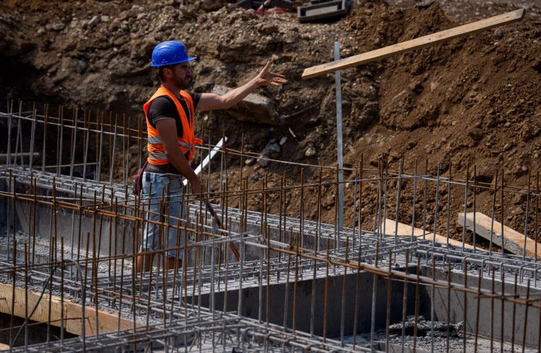 Piața construcțiilor zguduită. INS: În ianuarie 2026, volumul lucrărilor de construcţii a scăzut, faţă de decembrie 2025, ca serie brută, cu 69%