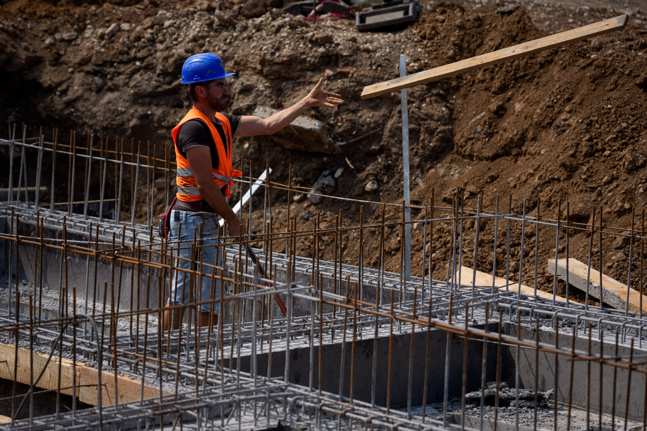 Piața construcțiilor zguduită. INS: În ianuarie 2026, volumul lucrărilor de construcţii a scăzut, faţă de decembrie 2025, ca serie brută, cu 69%