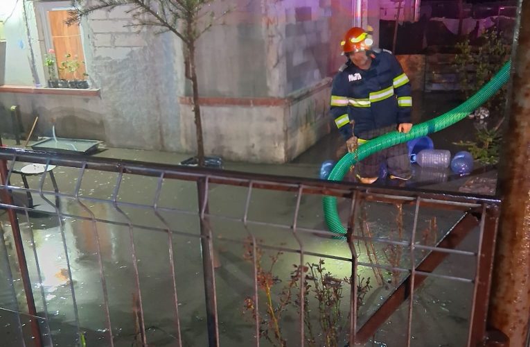 Ploi torențiale în Giurgiu. Câteva curți au fost inundate