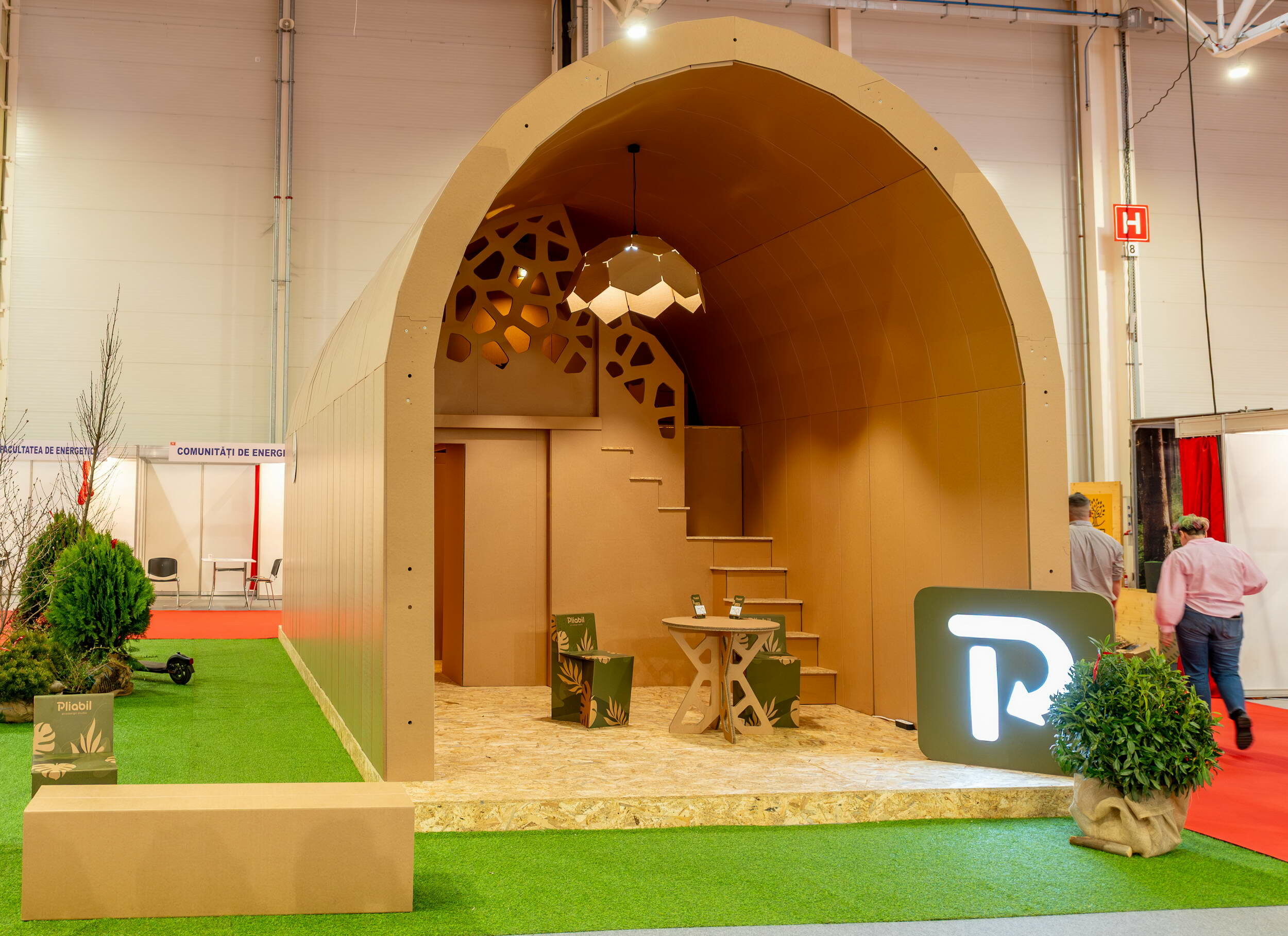 Premiera mondială care schimbă regulile jocului: Pliabil Studio lansează prima casă modulară din carton structural