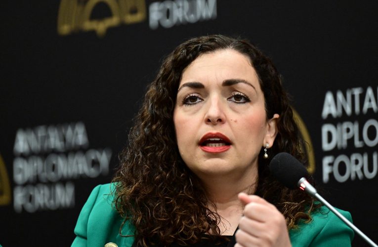 Președinta Kosovo dizolvă parlamentul și convoacă alegeri anticipate, pentru a treia oară într-un an