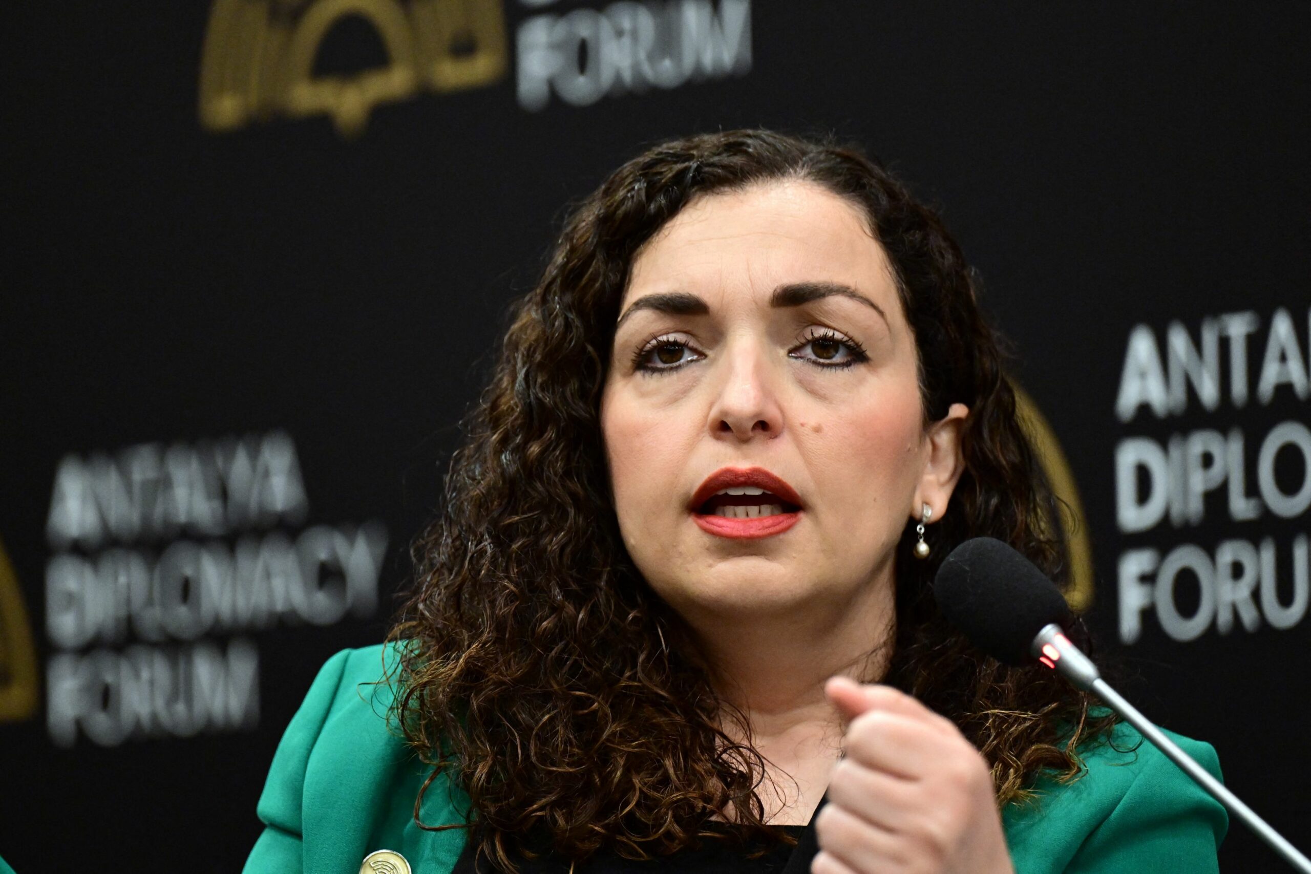 Președinta Kosovo dizolvă parlamentul și convoacă alegeri anticipate, pentru a treia oară într-un an