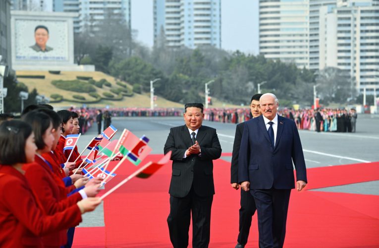 Președintele belarus Alexander Lukașenko a fost primit de Kim Jong-Un la Phenian