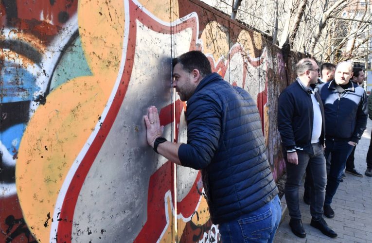 Primăria Capitalei a montat stâlpișori în fața Sălii Palatului și a demontat un panou publicitar: „Trotuarele sunt pentru pietoni”