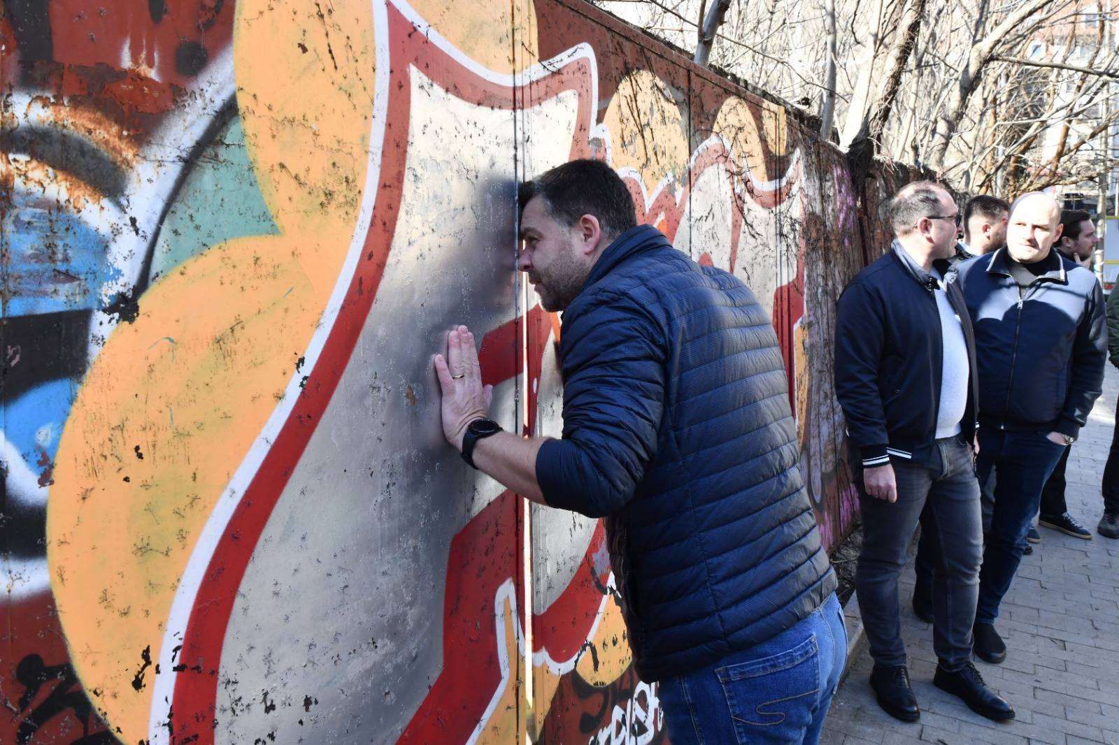 Primăria Capitalei a montat stâlpișori în fața Sălii Palatului și a demontat un panou publicitar: „Trotuarele sunt pentru pietoni”