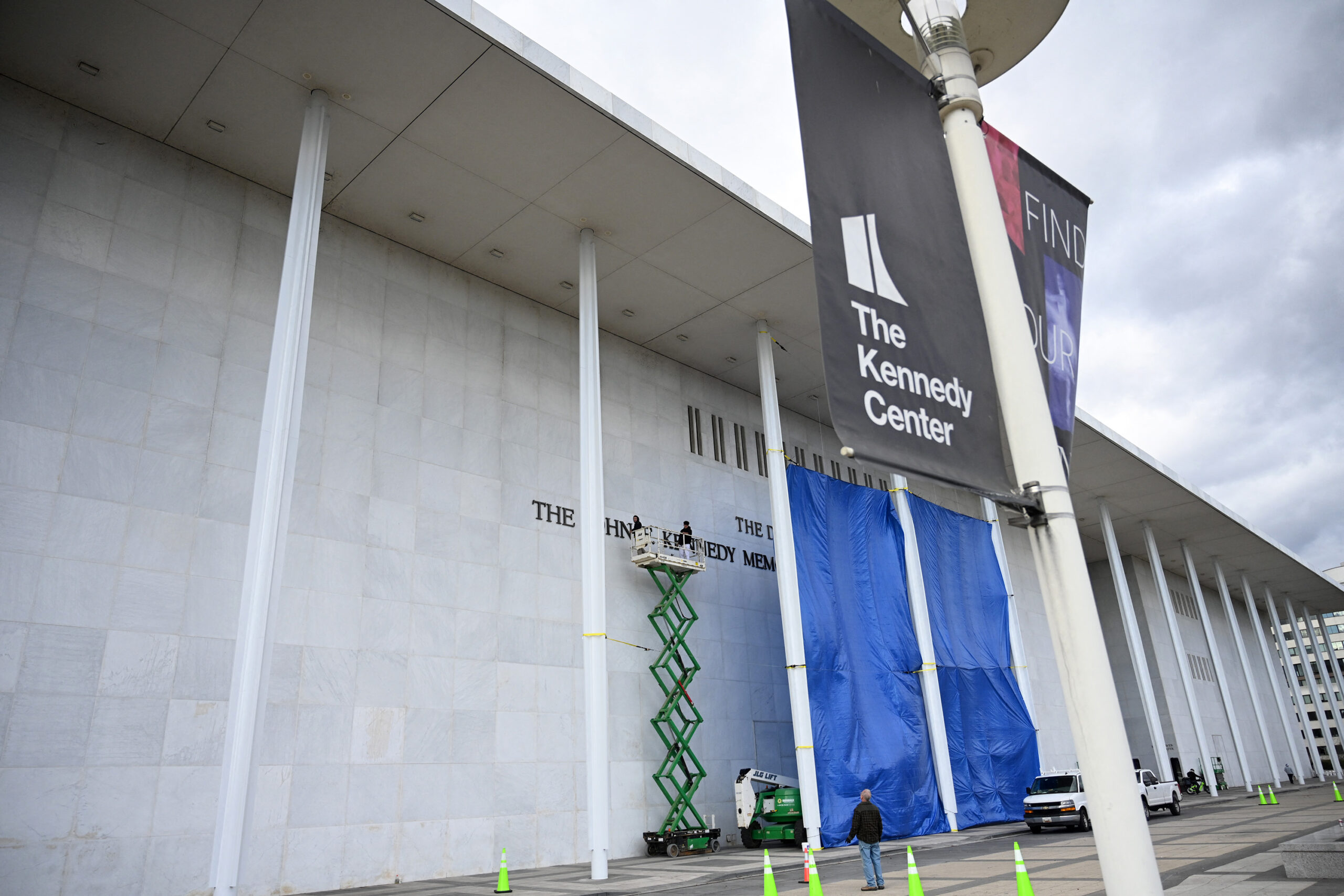 Principalele grupuri de conservare a arhitecturii și a monumentelor istorice îl dau în judecată pe Trump pentru planurile Centrului Kennedy