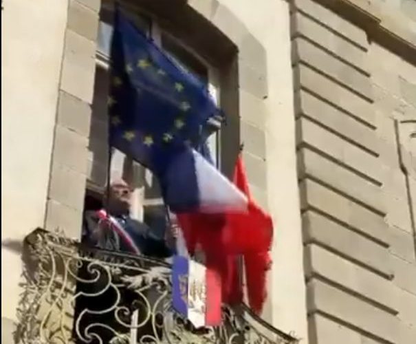 Proaspăt ales, un primar din Franța a îndepărtat steagul UE de pe fațada primăriei