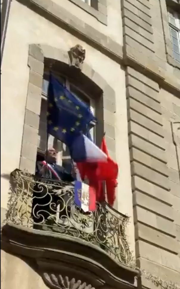 Proaspăt ales, un primar din Franța a îndepărtat steagul UE de pe fațada primăriei