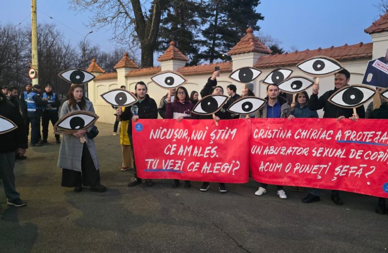 Protest în fața Palatului Cotroceni față de propunerile pentru șefia marilor parchete: „Nicușoare, nu semna, că îngropi Justiția!”/ Nicușor Dan a venit să discute cu protestatarii