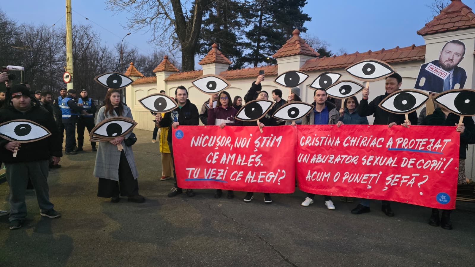 Protest în fața Palatului Cotroceni față de propunerile pentru șefia marilor parchete: „Nicușoare, nu semna, că îngropi Justiția!”/ Nicușor Dan a venit să discute cu protestatarii