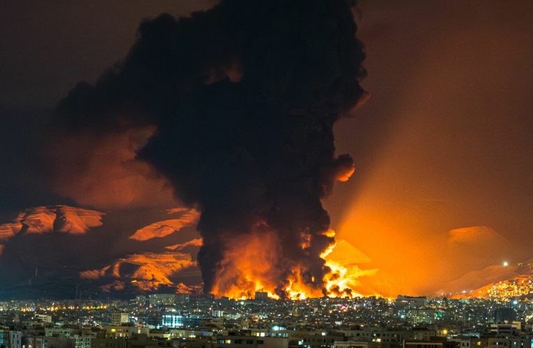 Război în Orientul Mijlociu, ziua 14 | Un avion cisternă al SUA s-a prăbușit în Irak / Șase soldați francezi, răniți într-un atac cu drone asupra unei baze irakiene / Rugăciuni suspendate în lăcașurile sfinte din Ierusalim