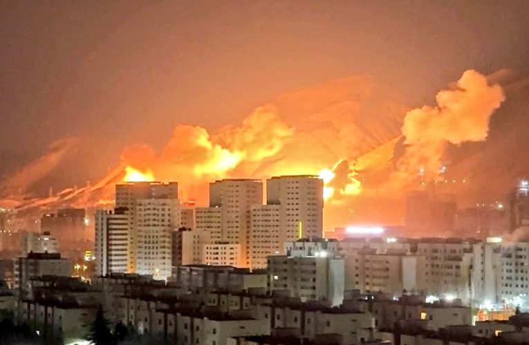 Război în Orientul Mijlociu, ziua 6. Israel și SUA atacă în Iran, Iran lovește în Israel, Emiratele Arabe Unite și Bahrain. Vizate sunt facilitățile militare și de petrol. Trump vrea să se implice în alegerea noului președinte iranian