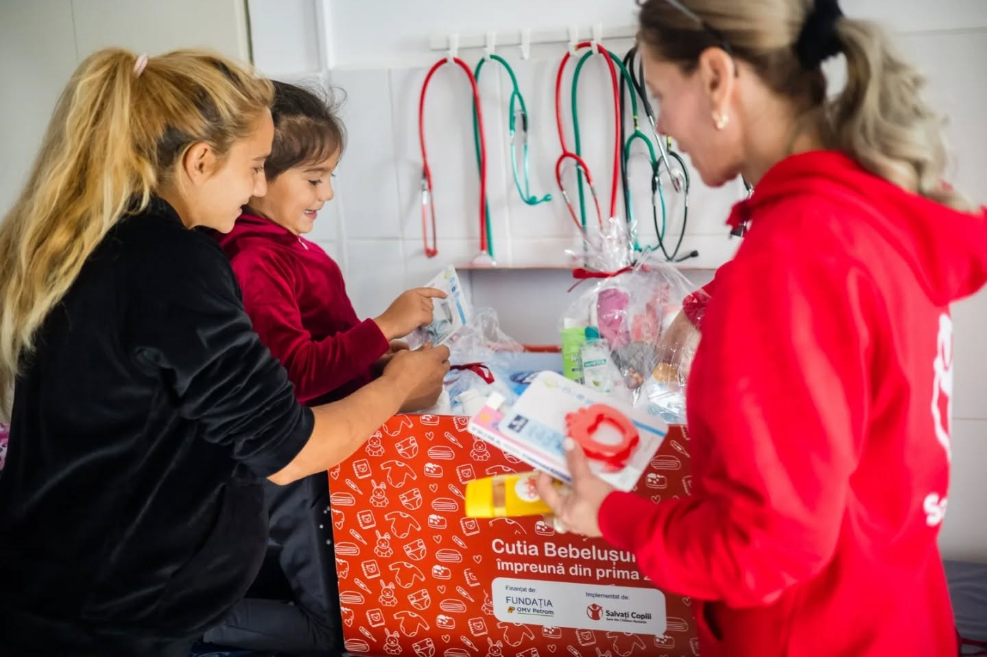 Salvați Copiii: Programul „Cutia Bebelușului”, relansat pentru mame vulnerabile / 10.000 de gravide vor primi sprijin în 16 județe