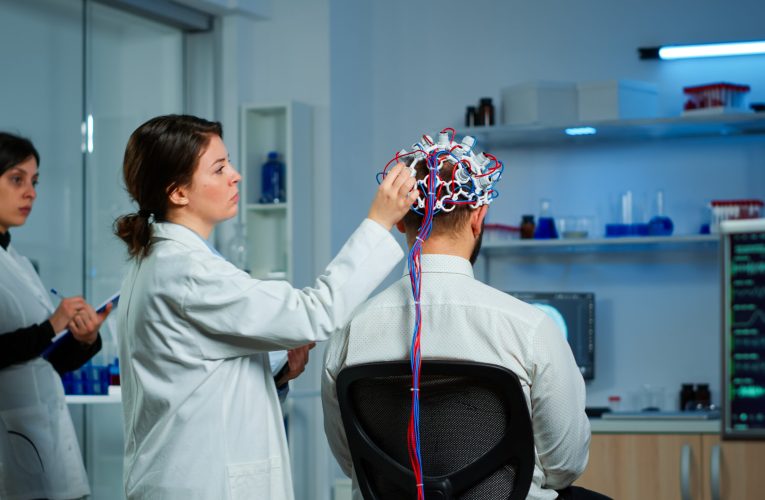 Șase obiceiuri pe care un cercetător în neuroștiințe cu 20 de ani de experiență le-a eliminat din viața sa pentru un creier mai puternic