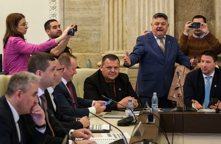 Scandal în Parlament privind legea bugetului: amendamentul PSD pentru ajutorul unic al pensionarilor a trecut în comisii cu voturile PSD, UDMR și PACE, dar nu a adunat suficiente voturi. AUR nu a votat. PSD se retrage de la dezbatere