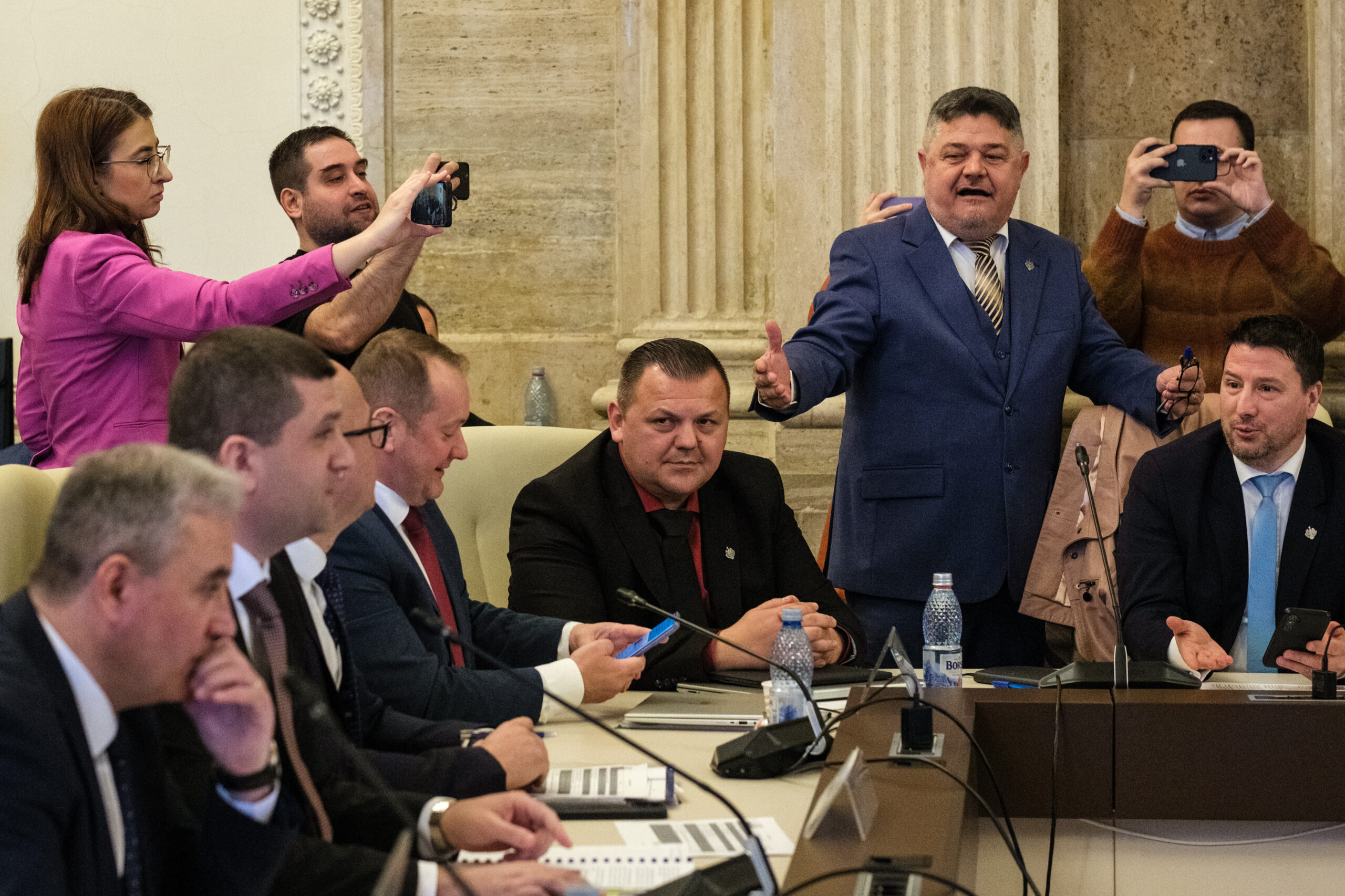 Scandal în Parlament privind legea bugetului: amendamentul PSD pentru ajutorul unic al pensionarilor a trecut în comisii cu voturile PSD, UDMR și PACE, dar nu a adunat suficiente voturi. AUR nu a votat. PSD se retrage de la dezbatere