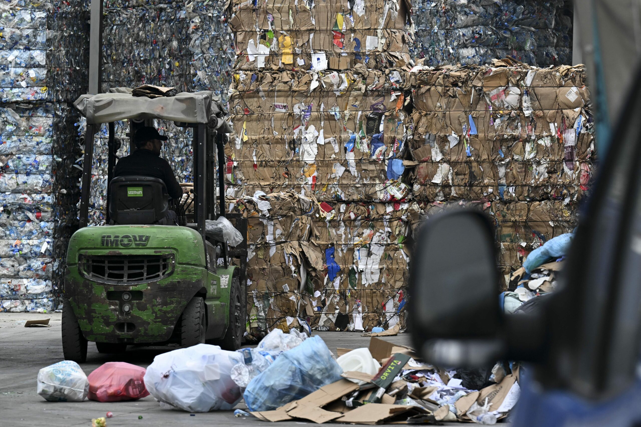 Schema deșeurilor-fantomă: cum s-au scurs 47 de milioane de euro din fonduri de mediu / 14 persoane anchetate într-un megadosar de fraudă