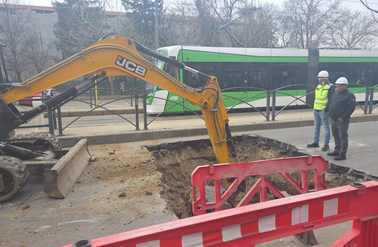 Se oprește circulația pe Șoseaua Mihai Bravu, între Calea Vitan și Bulevardul Camil Ressu. Asfaltul s-a surpat din cauza galeriei de termoficare degradate