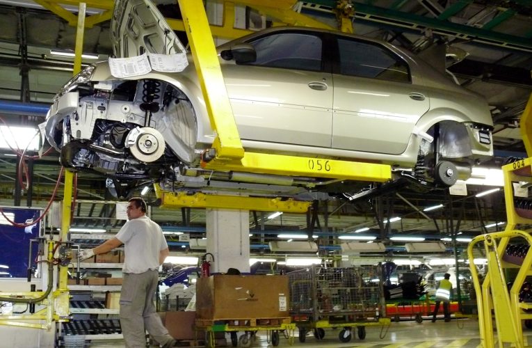 Sindicatul Dacia avertizează: 1.200 de angajați de la Mioveni vor fi concediați în 2026, în timp ce modele noi sunt produse în Turcia și Slovenia