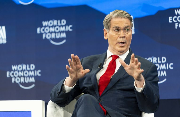 Statele Unite iau în considerare să ridice sancțiunile asupra petrolului rusesc, pe fondul creșterii prețurilor globale