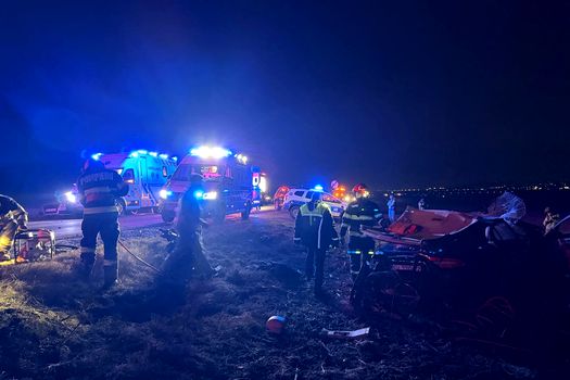 Suceava: Un mort și doi răniți după impactul frontal dintre două mașini