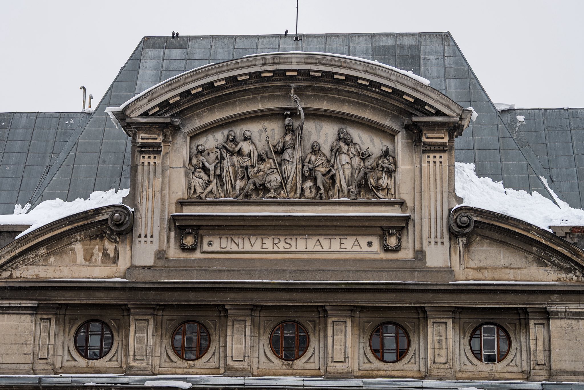 Tensiuni la Universitatea din București: mai multe cadre universitare avertizează asupra pericolului desființării unor programe din cadrul universității, unele considerate unice