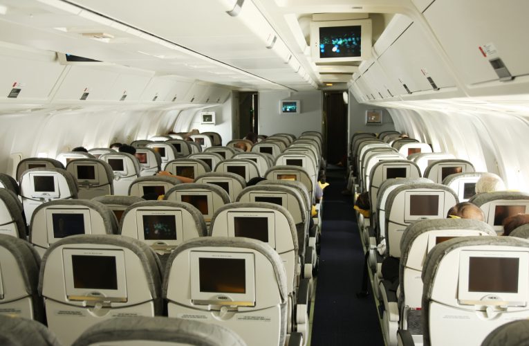 Toți călătorii sunt îndemnați să evite purtarea unei singure culori atunci când merg cu avionul