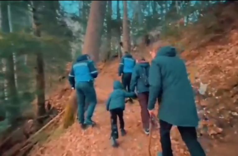 Trei turiști străini, escortați de jandarmii montani după întâlnirea cu o ursoaică la Sinaia